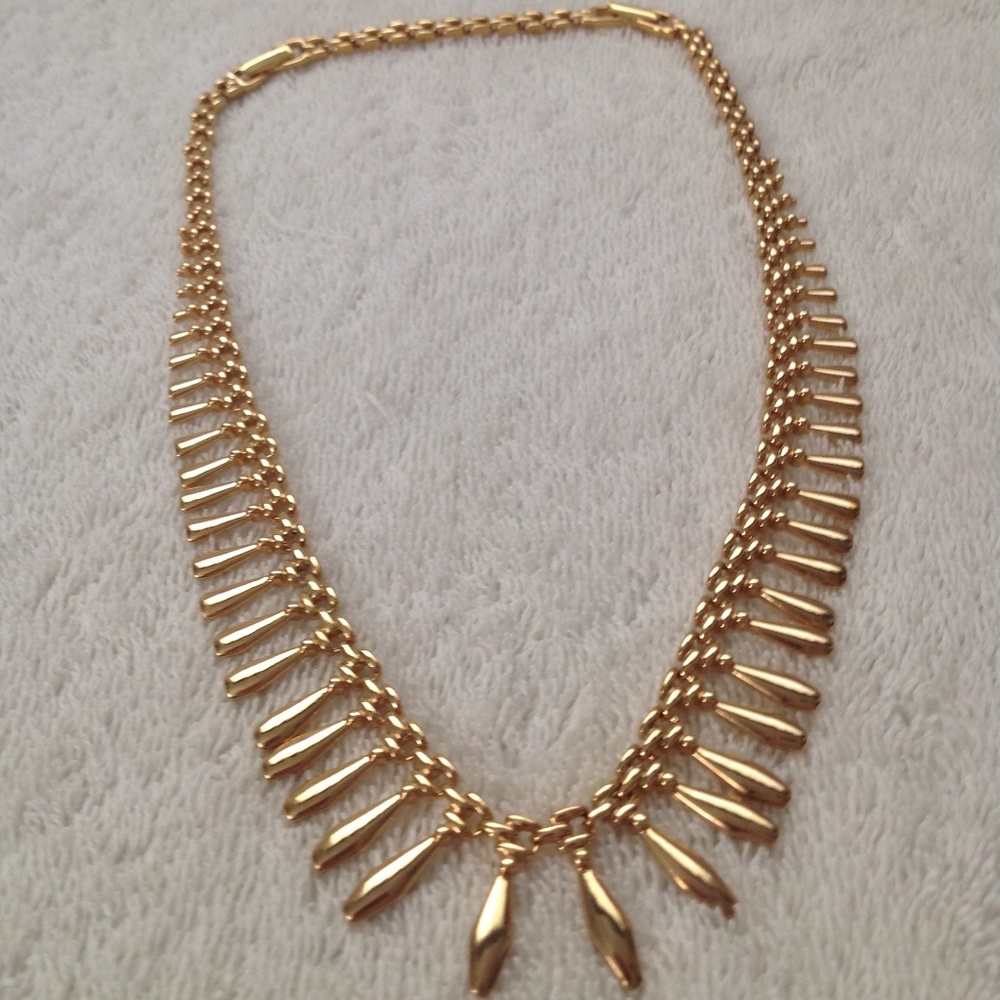 Feather design necklace